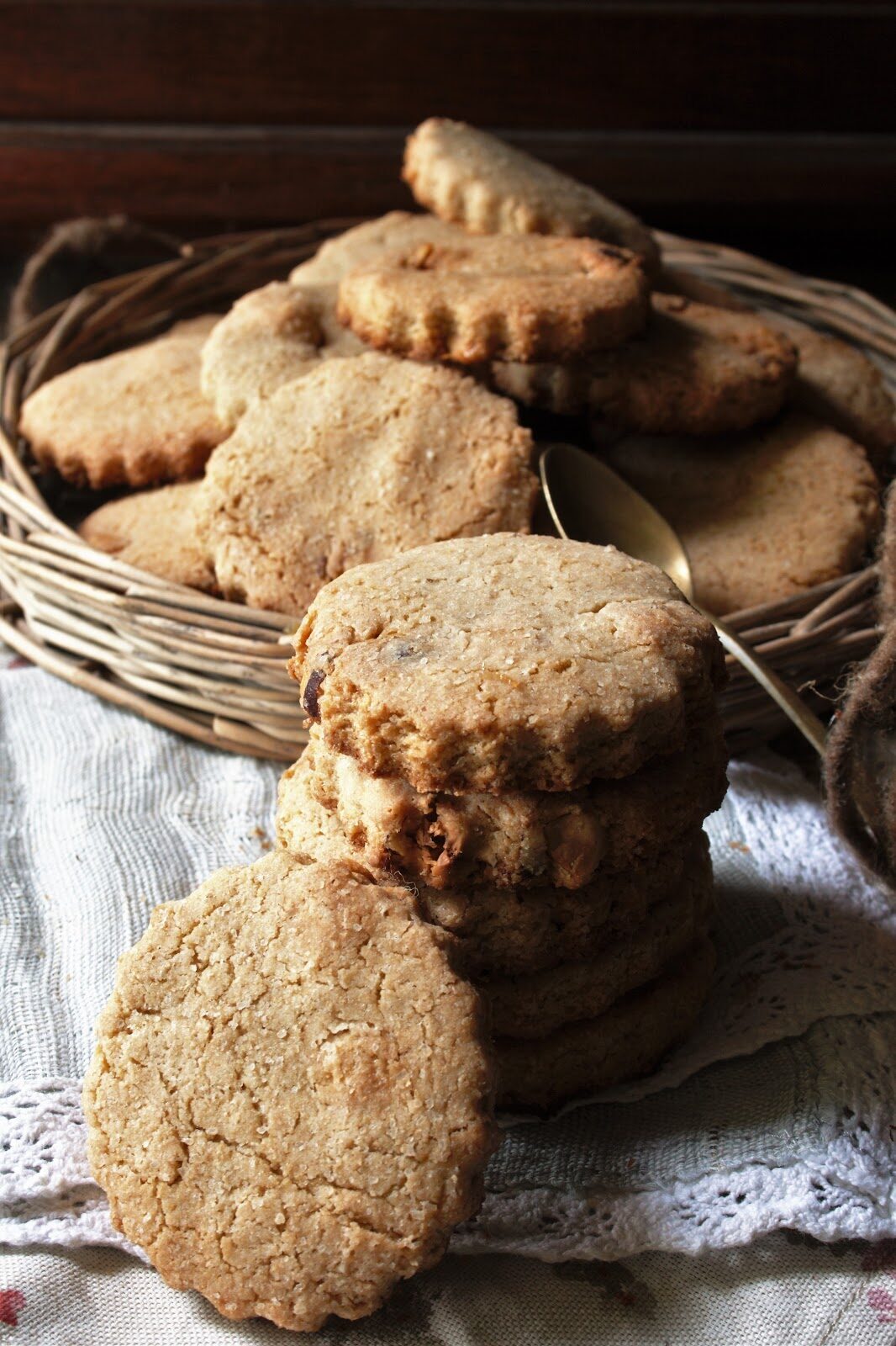 BISCOTTI CON FARINA SENATORE CAPPELLI ,ZUCCHERO DI CANNA E NOCCIOLE