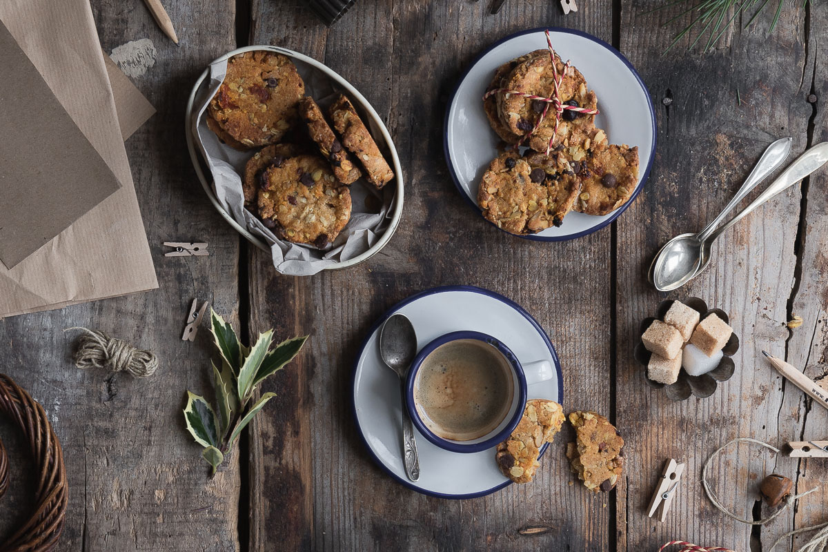 Biscotti con fiocchi d’avena, mirtilli rossi e bacche di goji