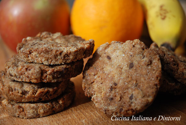 Biscotti con fiocchi di riso e chips di cioccolato
