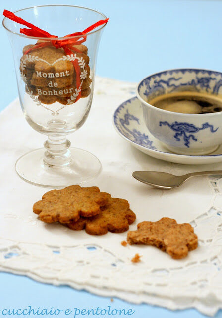 Biscotti con frolla al cioccolato, nocciole e caffè