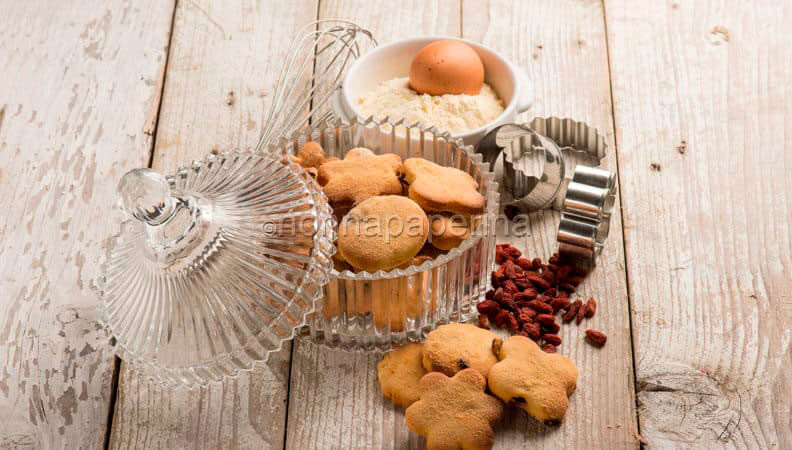 Biscotti con miglio e bacche di goji , a stare in salute si inizia dal mattino.