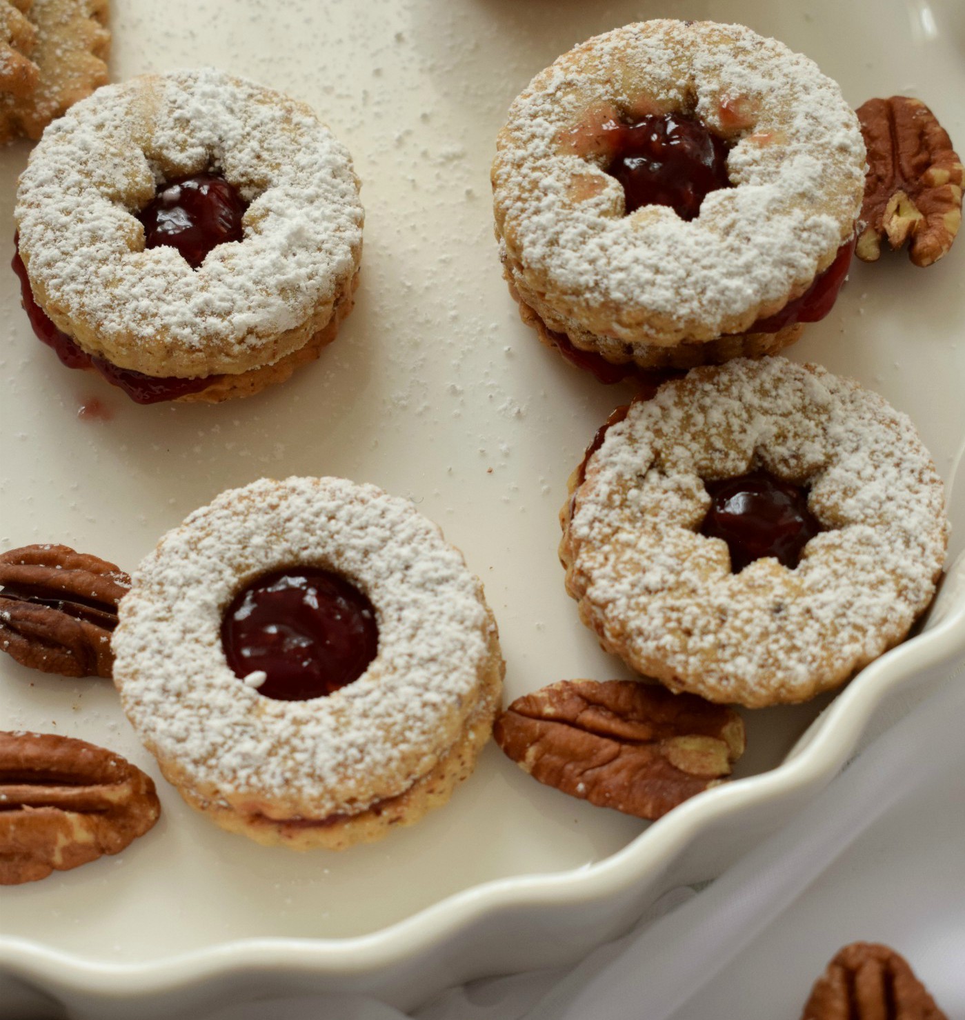Biscotti con noci pecan e confettura di lamponi