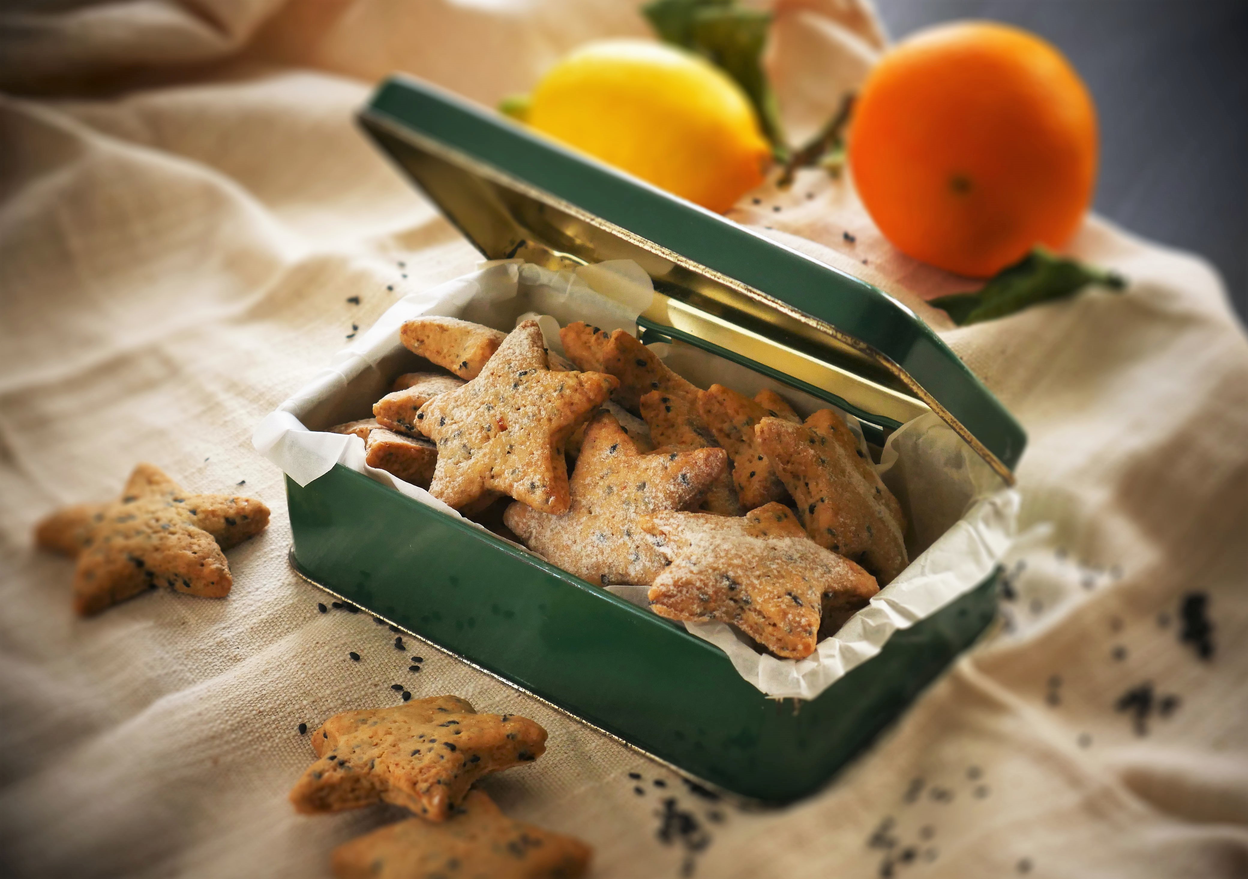 Biscotti con sesamo nero speziati scorza arancia e limone