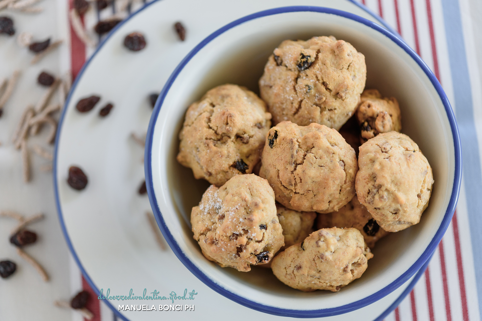 Biscotti con uvetta e bastoncini di crusca