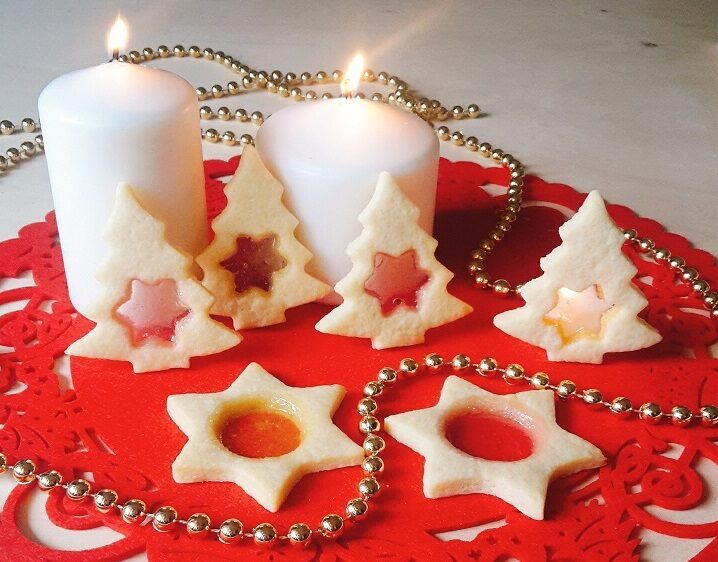 Biscotti con vetro colorato