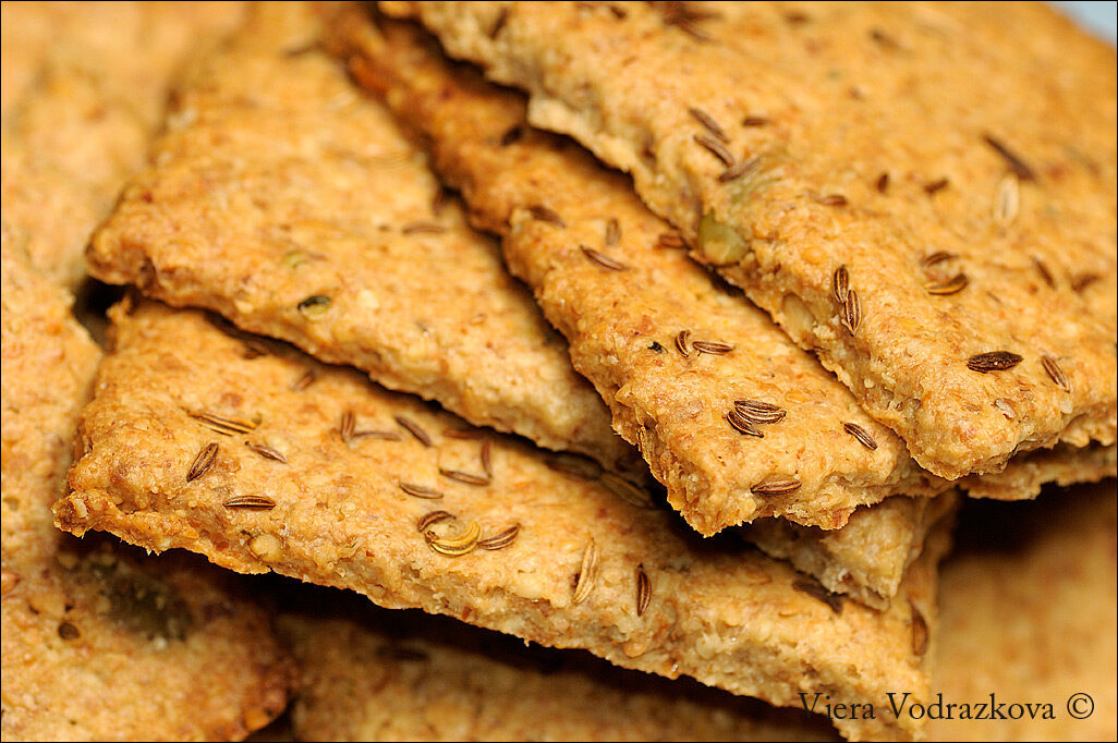 Biscotti croccanti con semi di cumino e finocchio