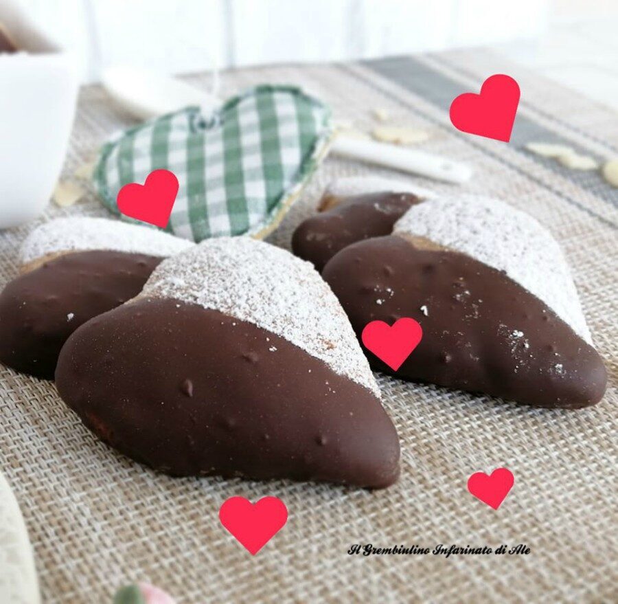 Biscotti cuoricini al latte di mandorla e caffè