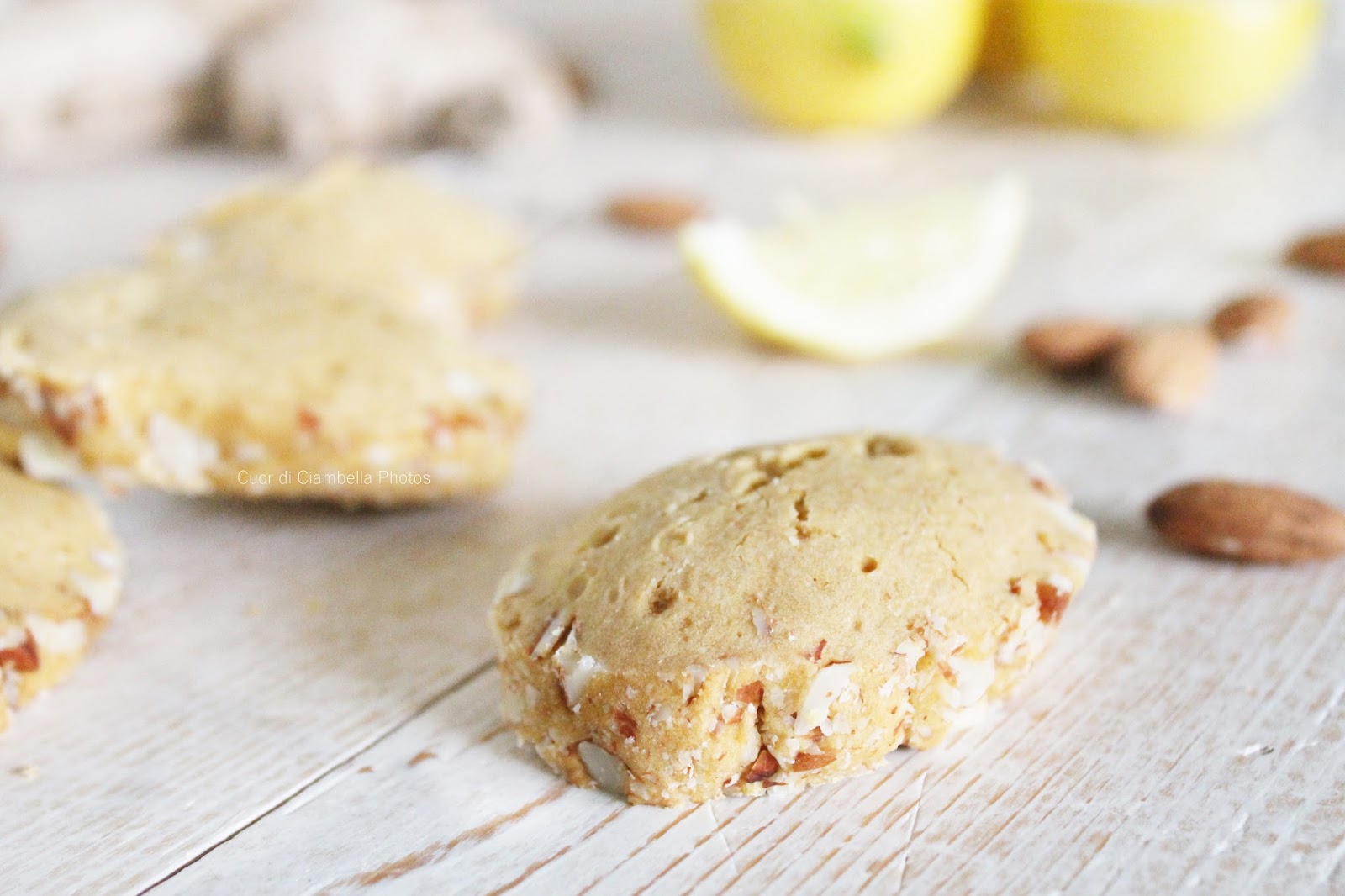 Biscotti da colazione con zenzero, limone e mandorle e la nuova rubrica “dolcemente green”