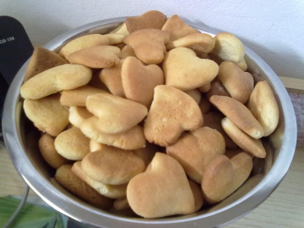 Biscotti da latte con burro e uova.