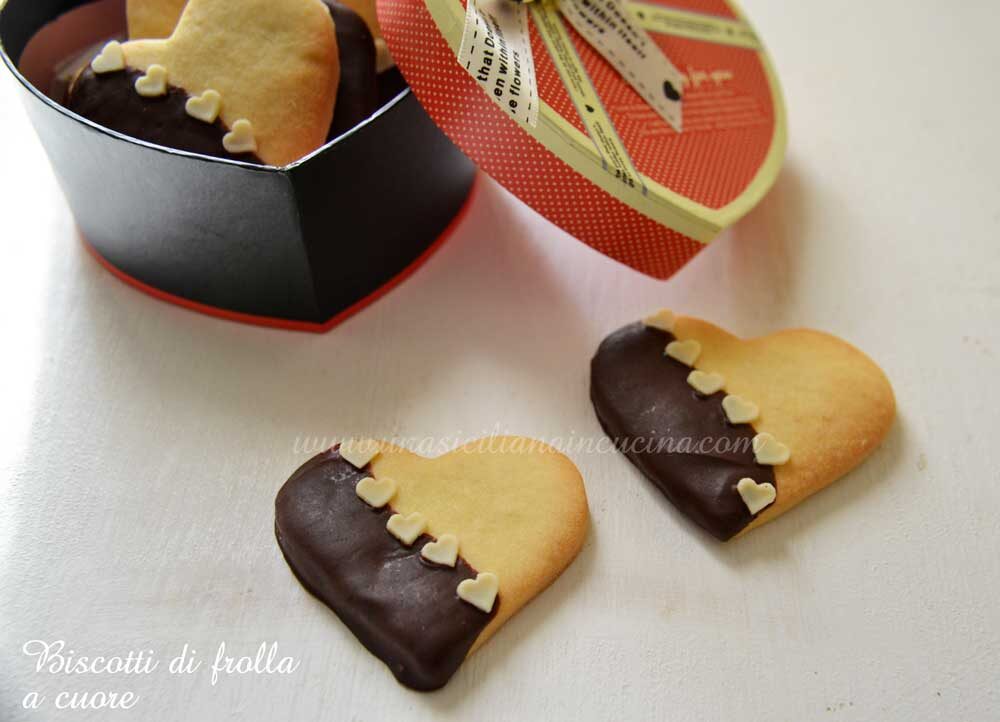 Biscotti di frolla a cuore e cioccolato