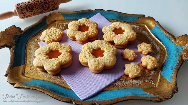 Biscotti di frolla con mattarello decorativo