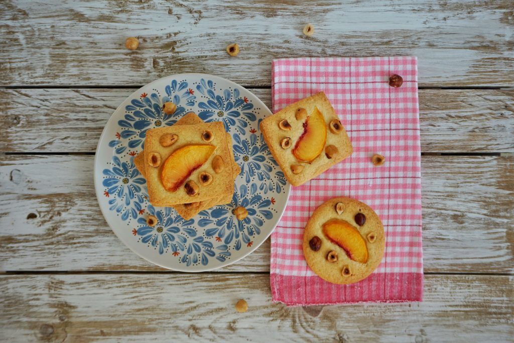 Biscotti di frolla con pesche e nocciole