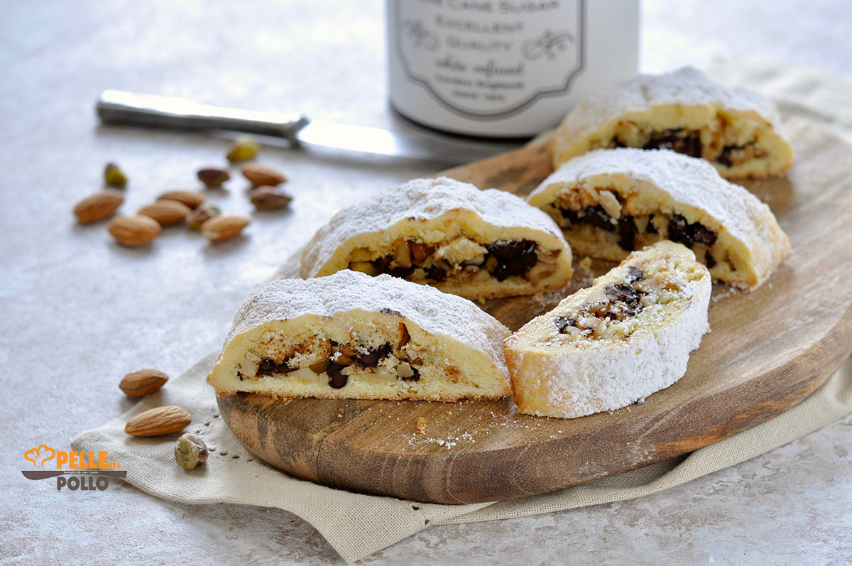 Biscotti di frolla ripieni con frutta secca