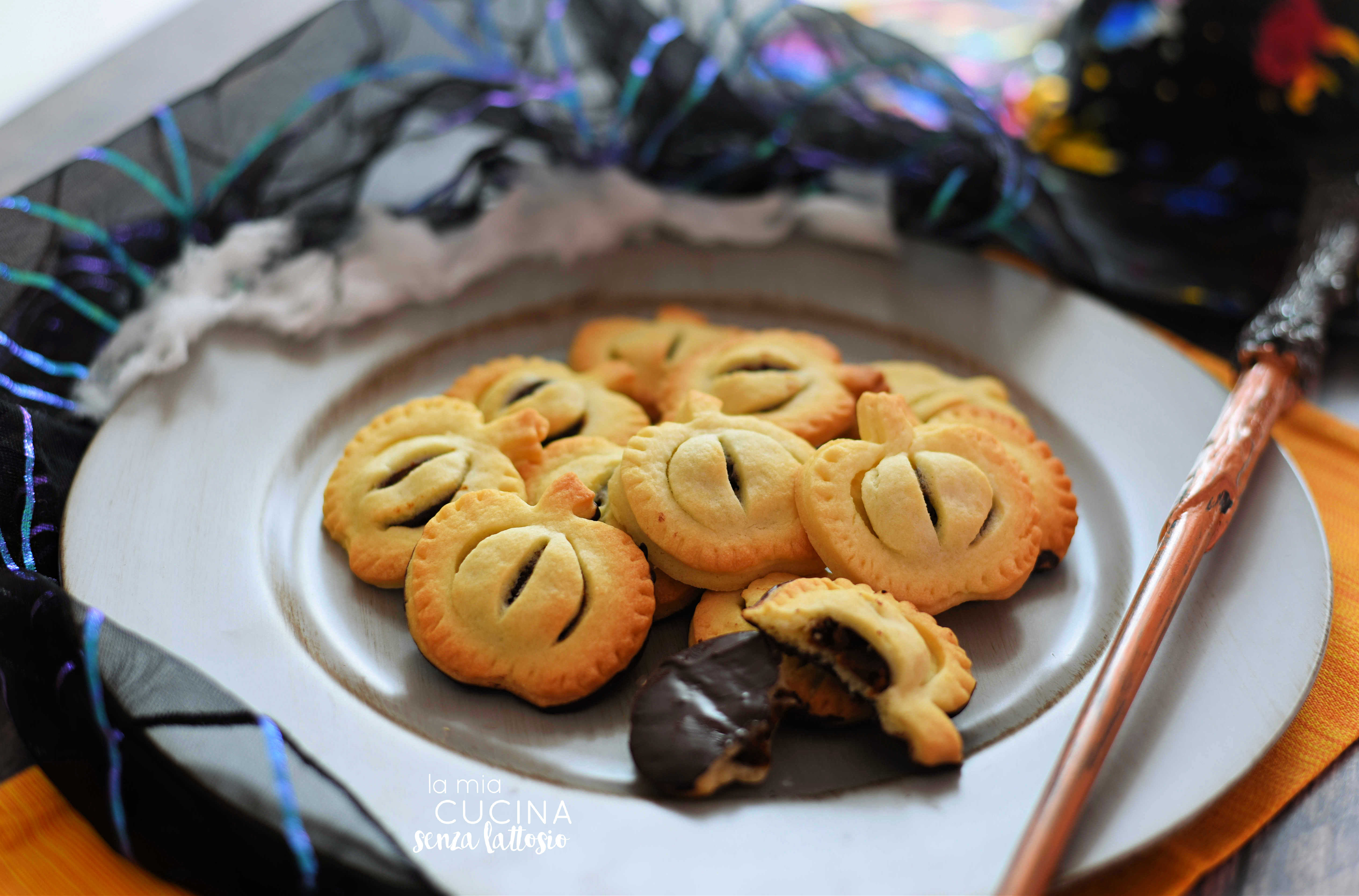 Biscotti di frolla ripieni di zucca e cacao