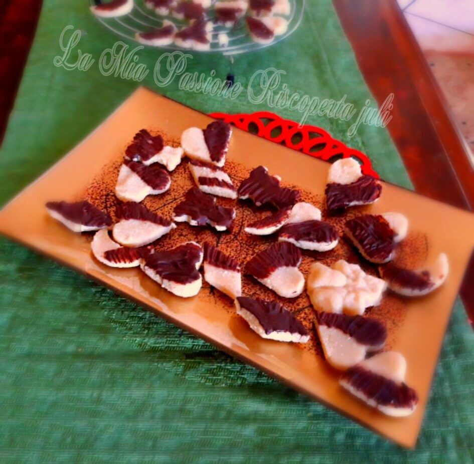 Biscotti di martorana con cioccolato