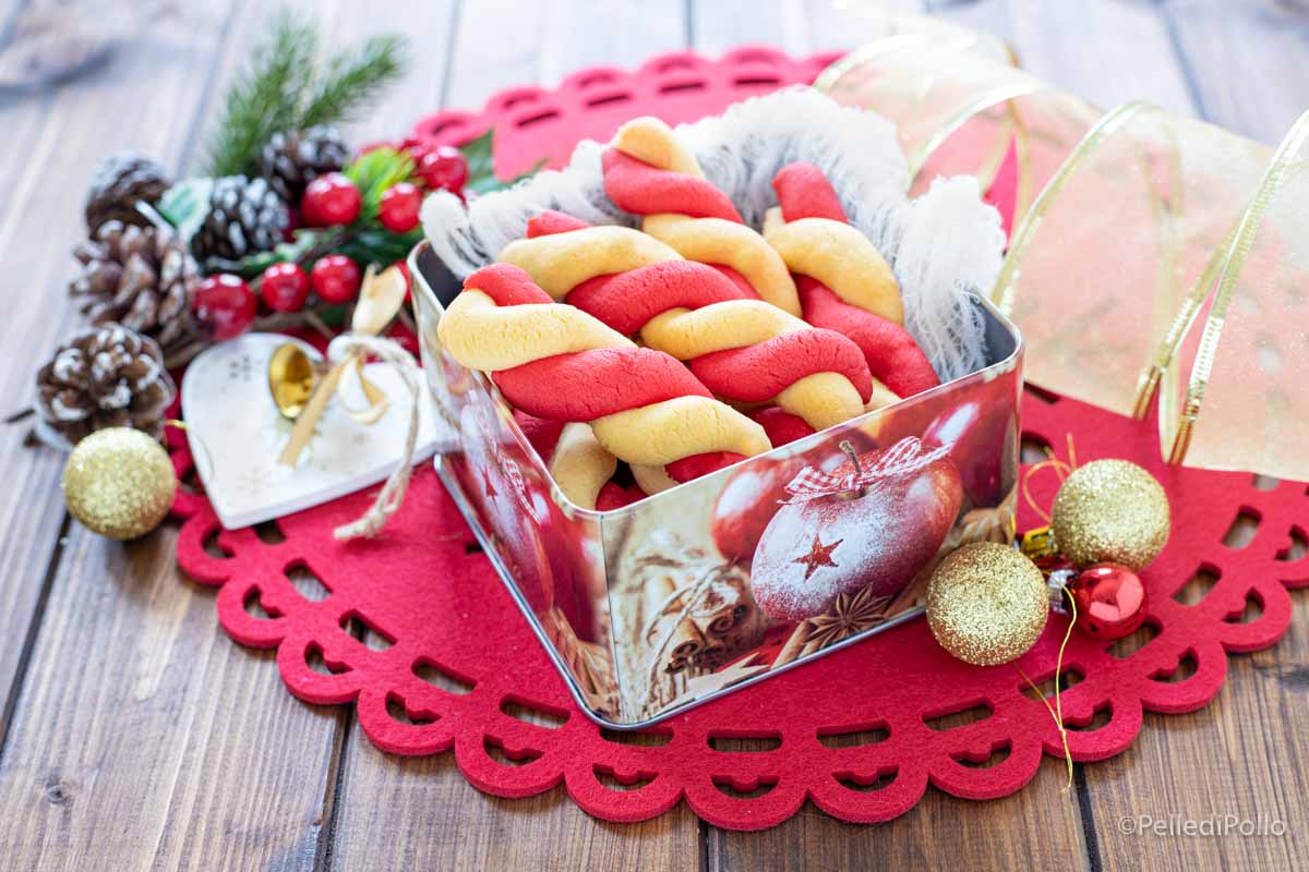 Biscotti di natale bicolore bianchi e rossi