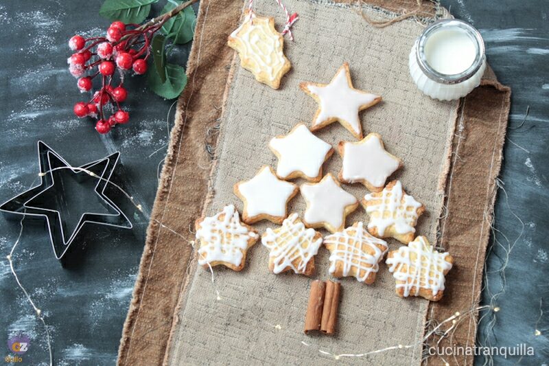 Biscotti di natale con glassa bianca