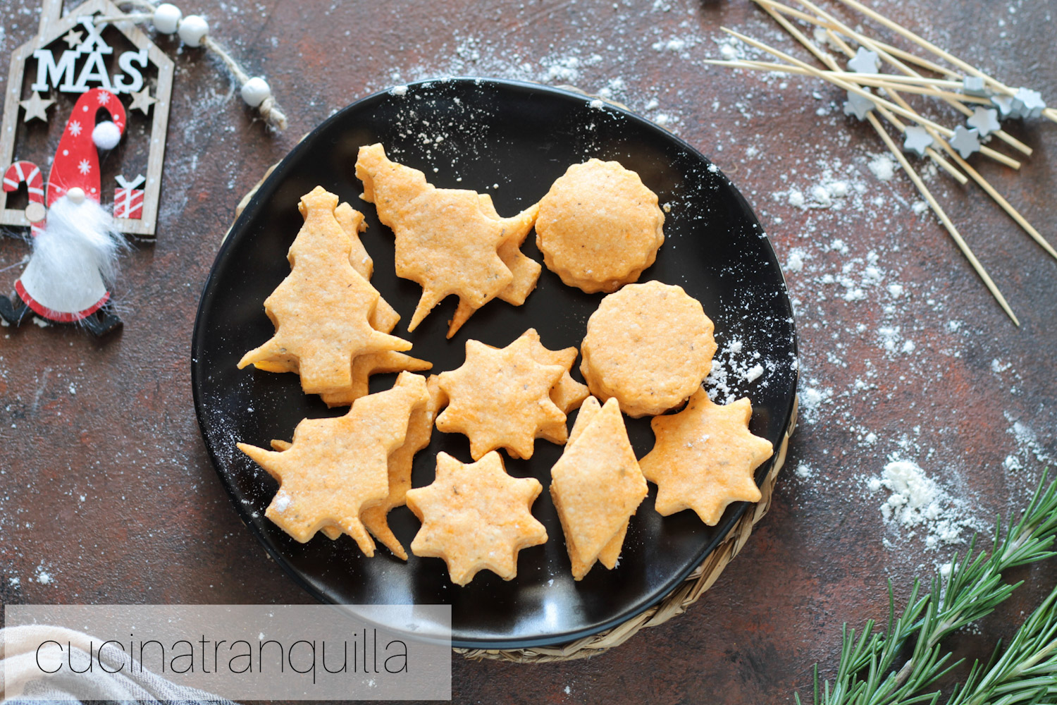 Biscotti di natale salati al pomodoro