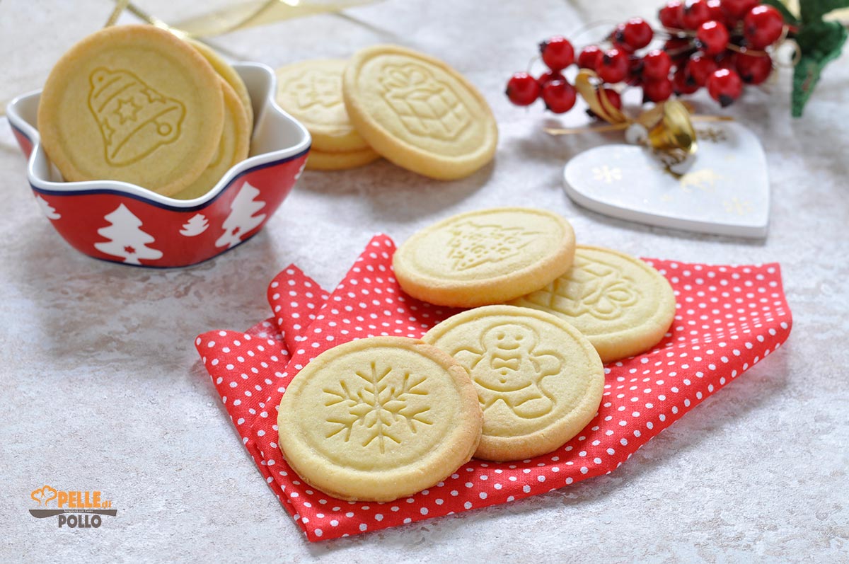 Biscotti di natale semplici alle mandorle e vaniglia