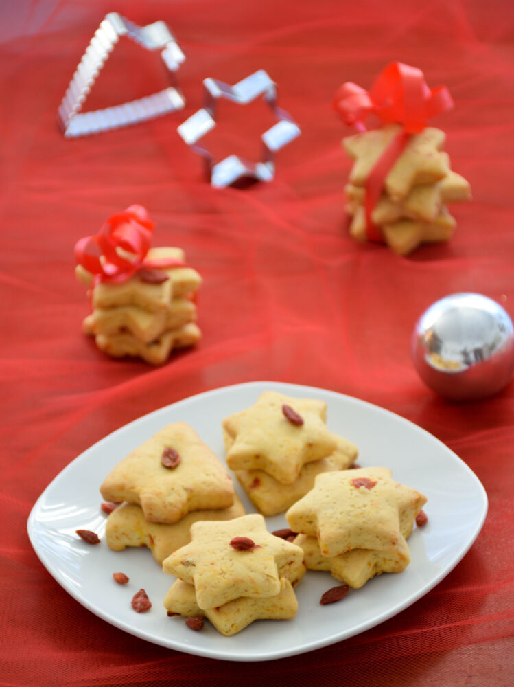 Biscotti di natale vegani alle bacche di goji