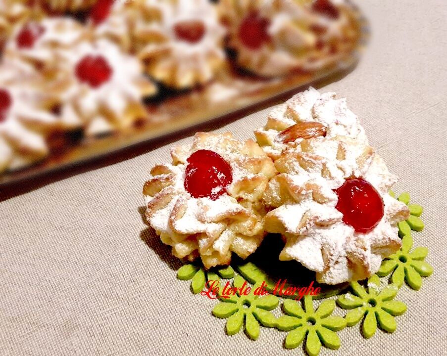 Biscotti di pasta di mandorle con ciliege candite
