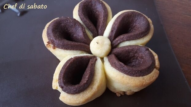Biscotti di pasta frolla a forma di fiore