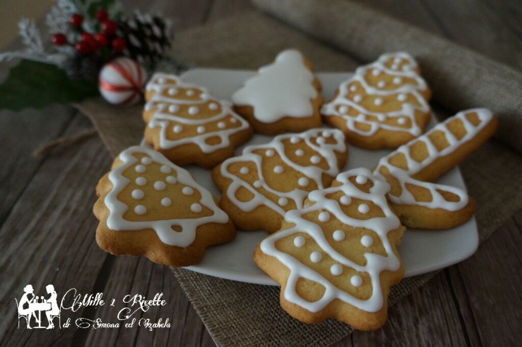 Biscotti di pasta frolla con addobbo di glassa bianca