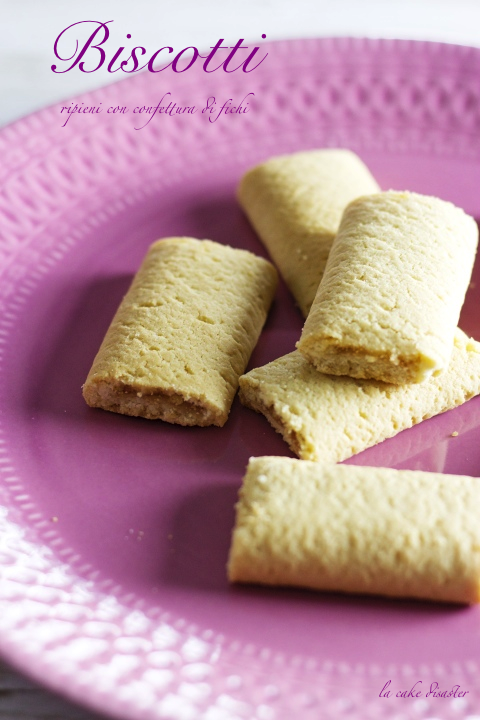 Biscotti di pasta frolla ripieni con confettura di fichi