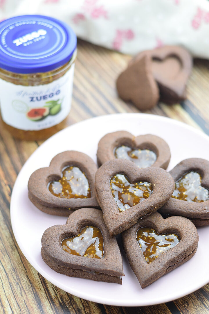 Biscotti di san valentino al cacao e confettura di fichi
