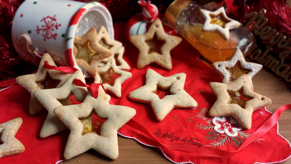 Biscotti di vetro natalizi con pasta frolla | versione senza zucchero