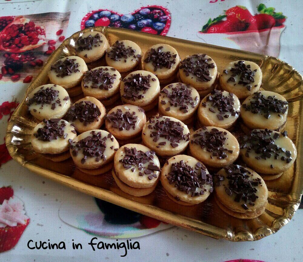 Biscotti fantasia di cioccolato – ideali per l’ora del tè