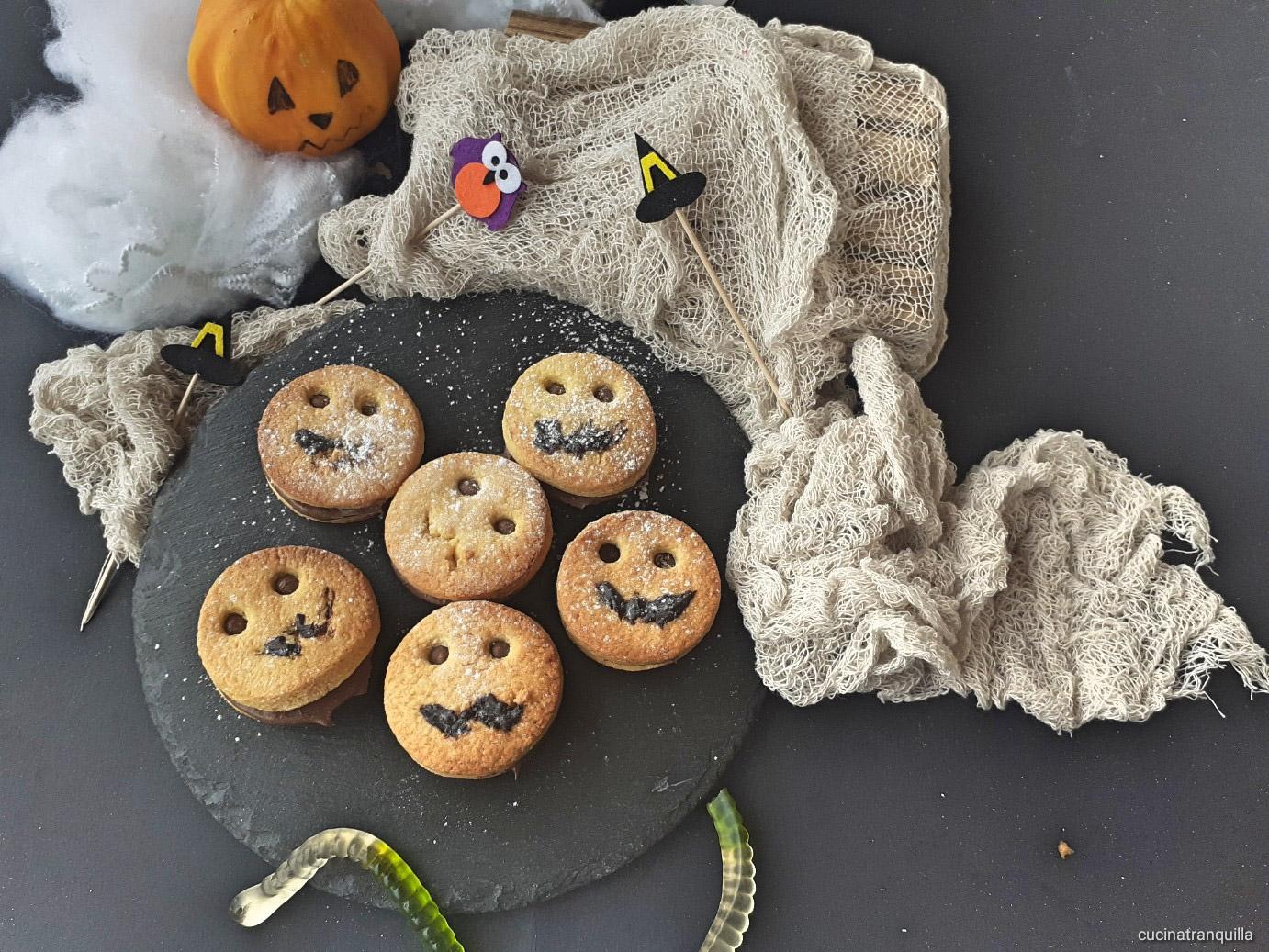 Biscotti fantasma farciti alla nocciola