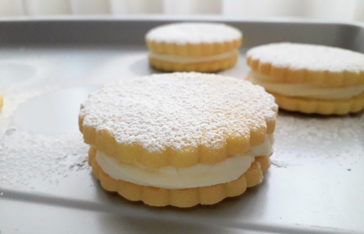 Biscotti farciti con frosting al formaggio e composta di rabarbaro e lamponi
