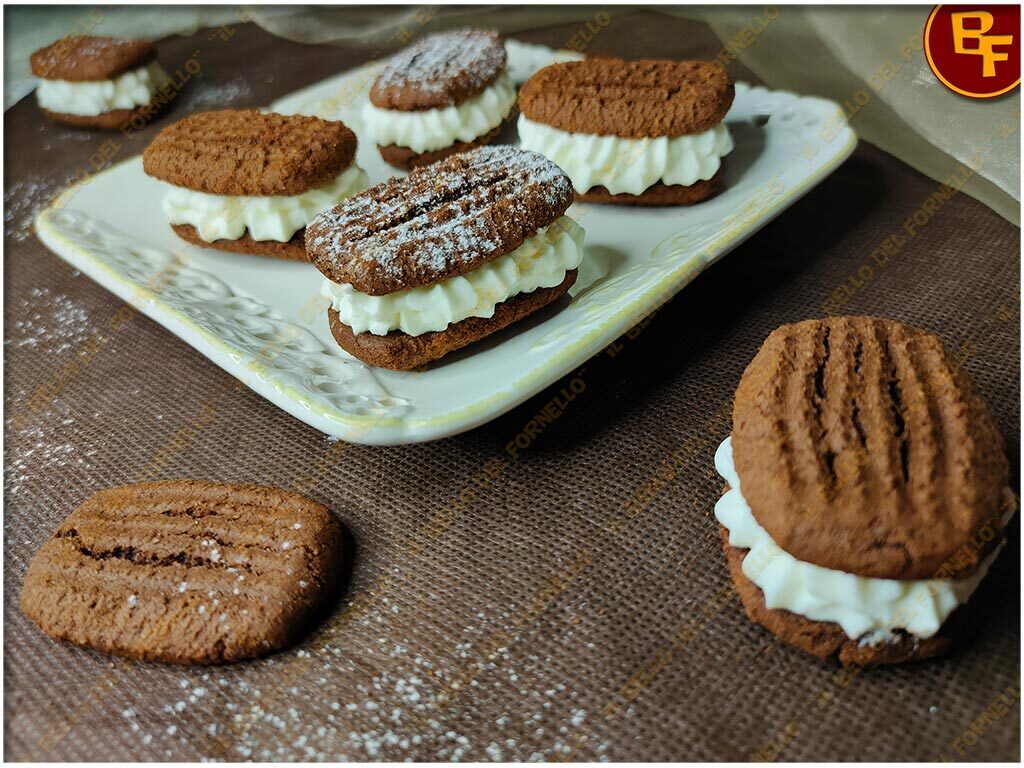 Biscotti farciti con panna e mascarpone