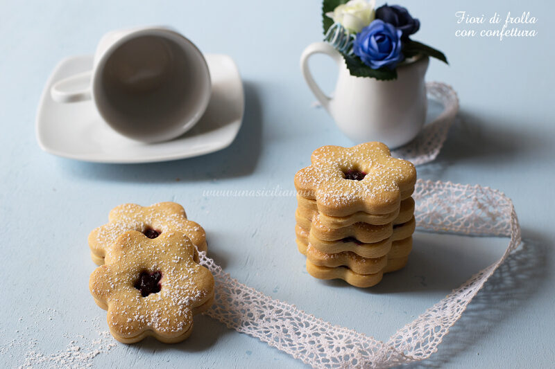 Biscotti fiori di frolla con confettura