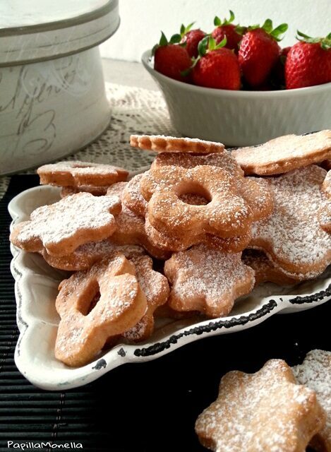 Biscotti in rosa alla frolla di fragole