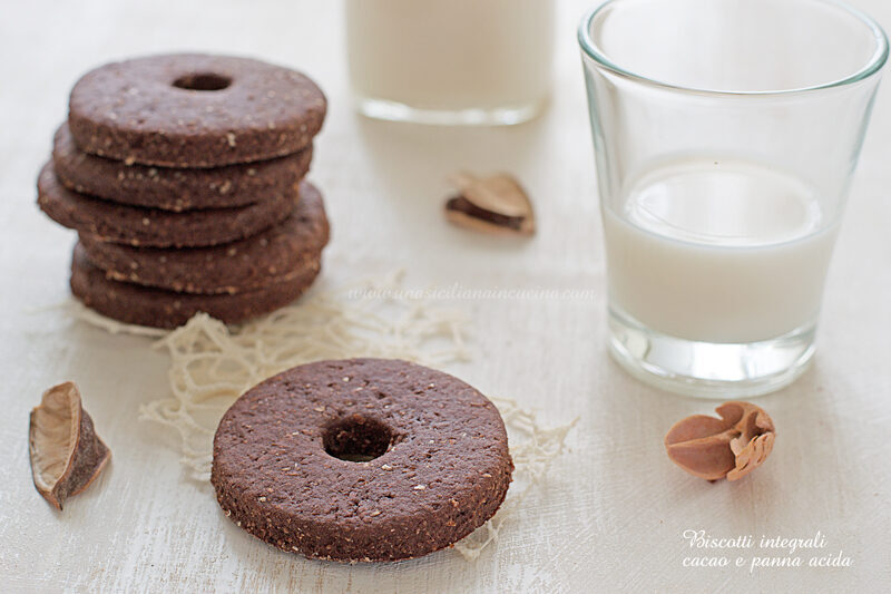 Biscotti integrali cacao e panna acida
