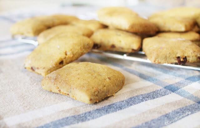 Biscotti inzupposi alle carote, uvetta e cannella (vegan)