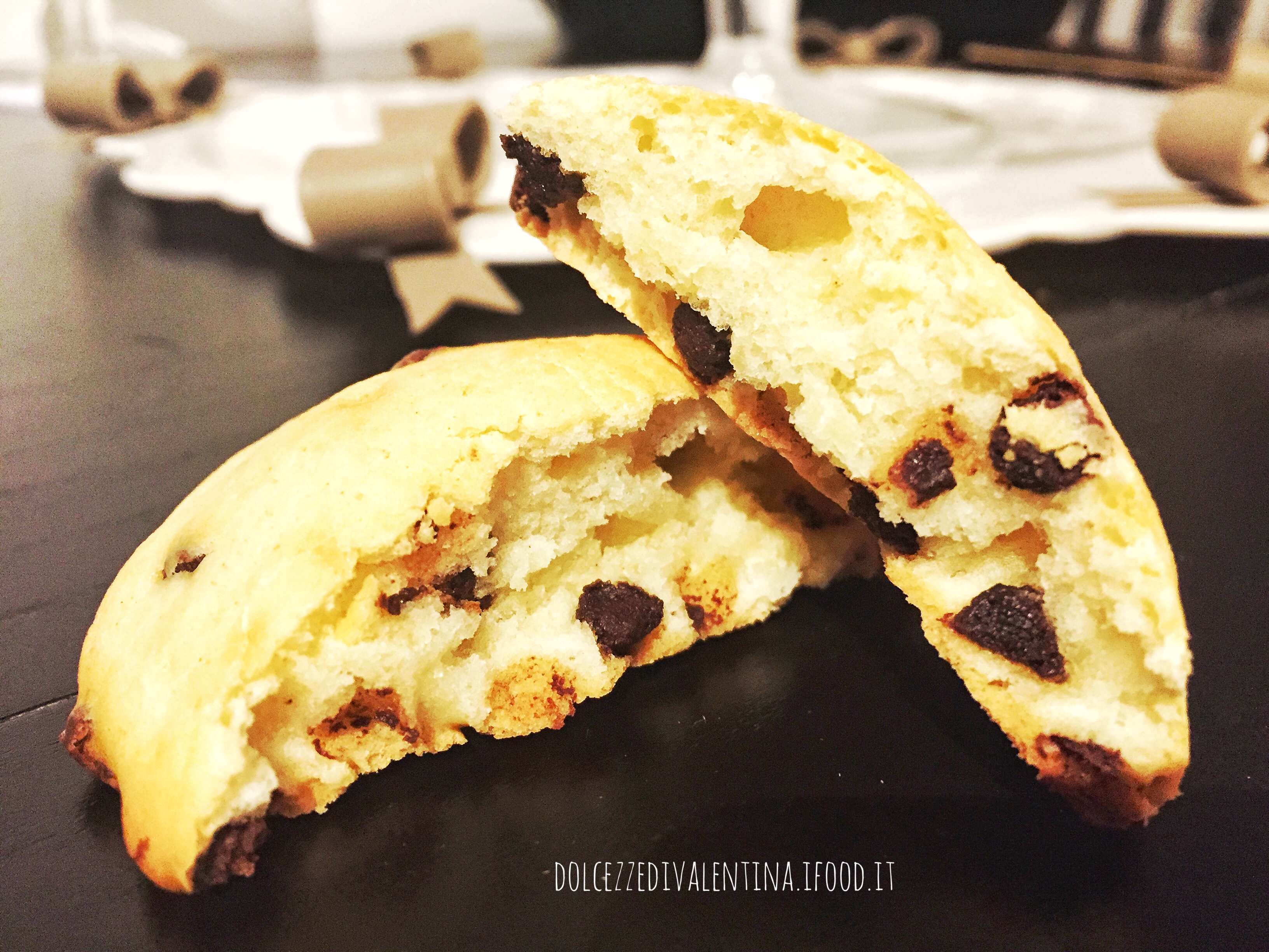 Biscotti maxi con panna e gocce di cioccolato