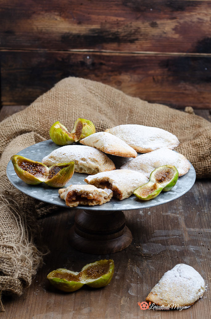 Biscotti mezzelune con confettura di fichi fatta in casa