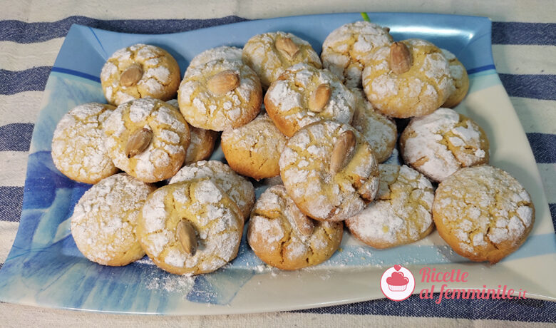 Biscotti morbidi a limone e mandorle
