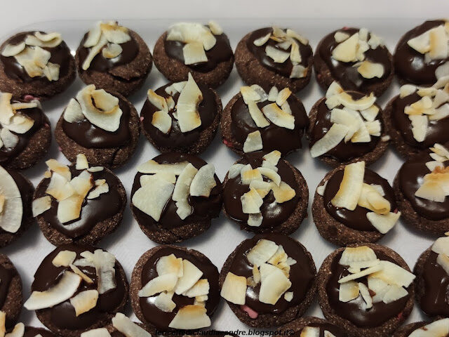 Biscotti morbidi al cacao e cocco, senza burro e senza uova