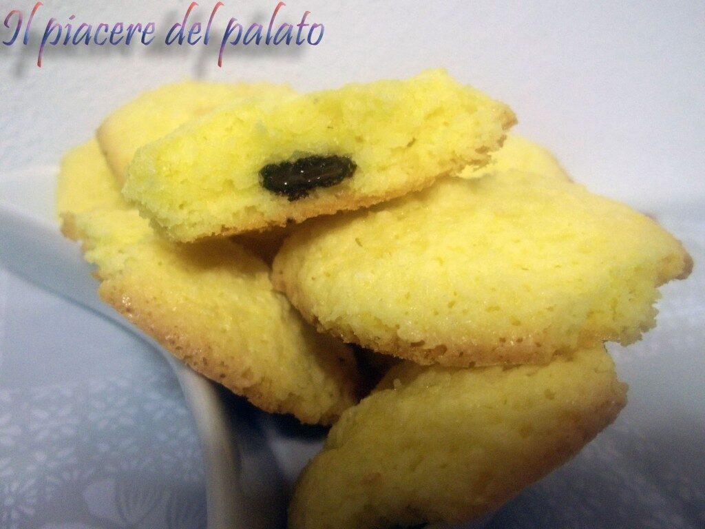 Biscotti morbidi al cocco con cuore fondente