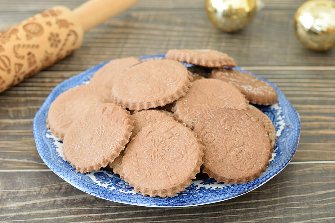 Biscotti natalizi con mattarello decorativo