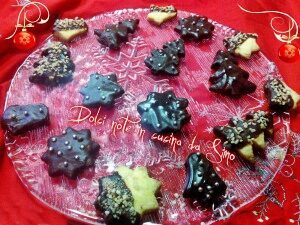 Biscotti natalizi ricoperti al cioccolato