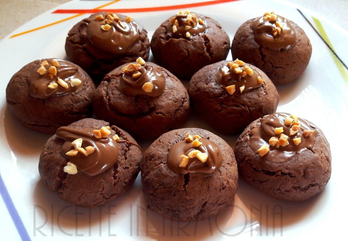 Biscotti nutellotti morbidi e ricolmi di nutella