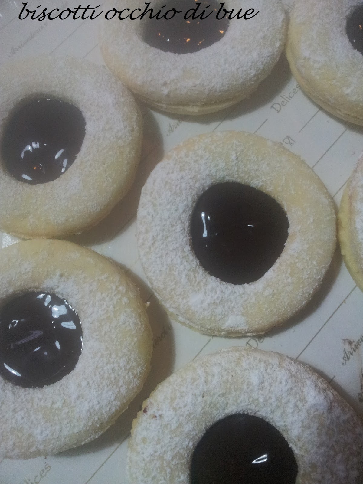 Biscotti occhio di bue cioccolato fondente e marmellata