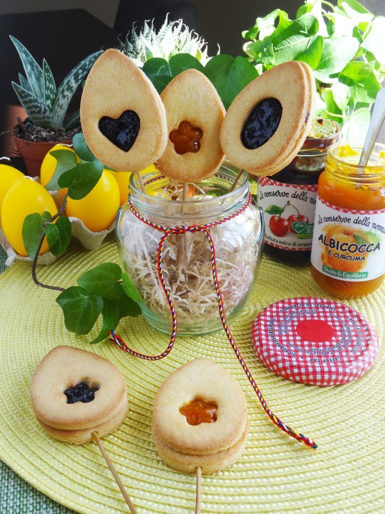 Biscotti pasquali su stecco alle mandorle con cuore di confettura