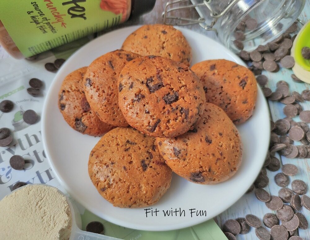 Biscotti proteici con cioccolato low carb senza glutine né zucchero