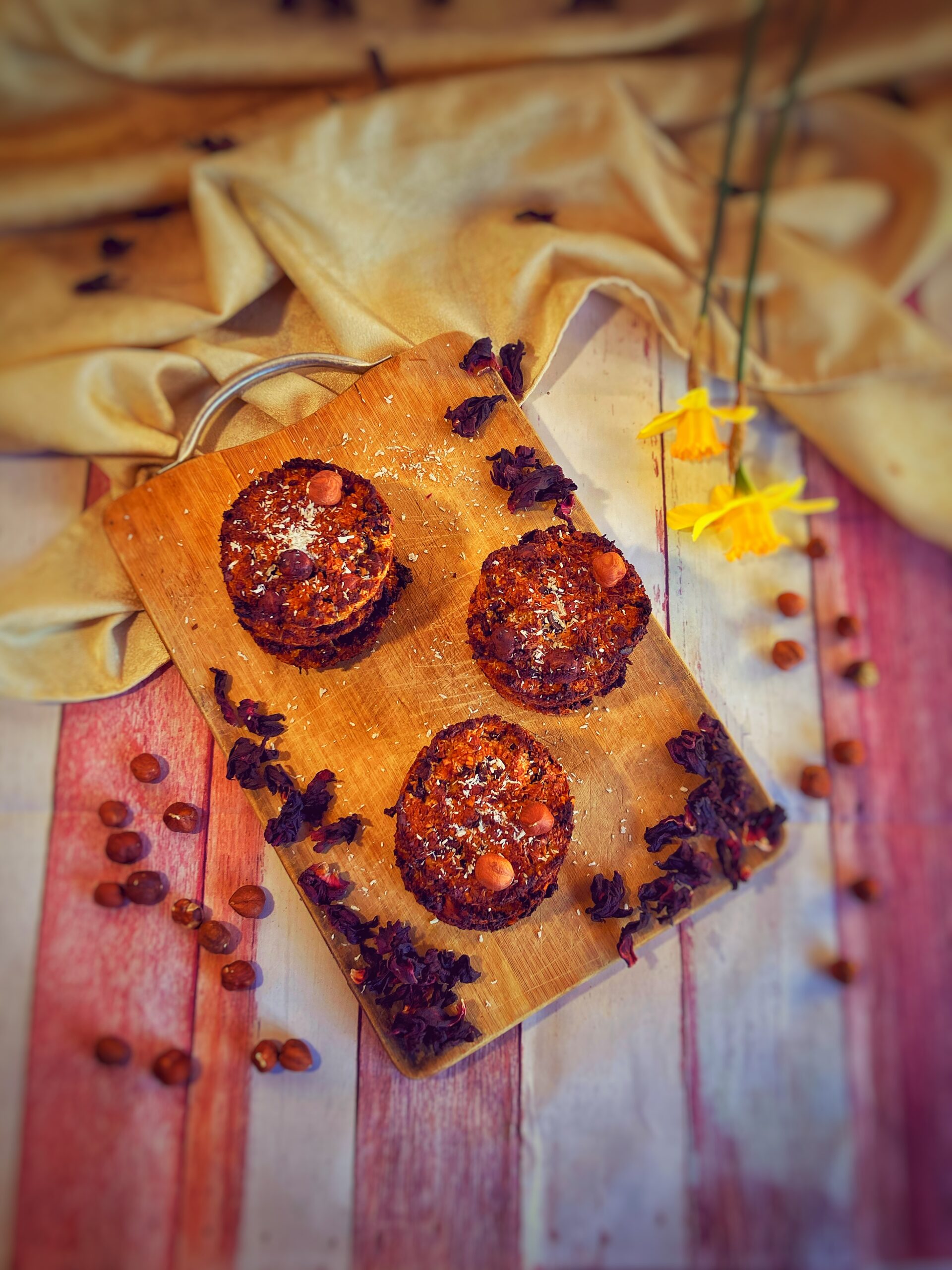 Biscotti proteici nocciole, cocco e fiori di ibisco